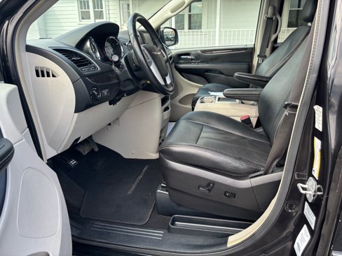 Used 2016 Chrysler Town & Country Touring image 10
