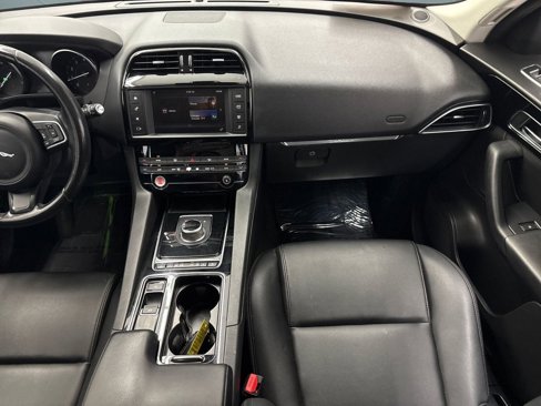 Used 2018 Jaguar F-PACE Premium image 26