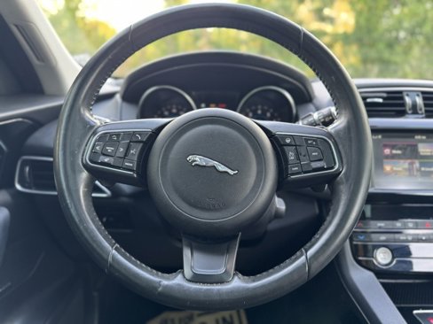 Used 2018 Jaguar F-PACE Premium image 25