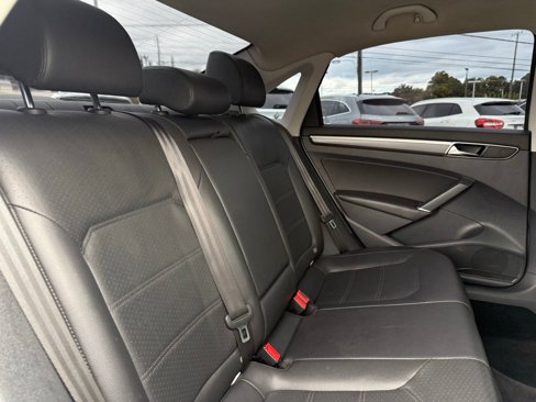 Used 2018 Volkswagen Passat 2.0T R-Line image 33