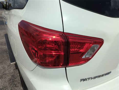 Used 2020 Nissan Pathfinder SV image 14