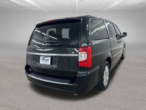Used 2016 Chrysler Town & Country Touring image 13