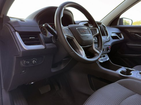 Used 2024 GMC Terrain SLE w/ Driver Convenience Package image 4