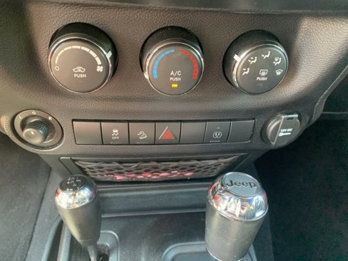Used 2015 Jeep Wrangler Unlimited Sahara w/ Connectivity Group image 20