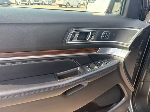 Used 2017 Ford Explorer Limited image 11
