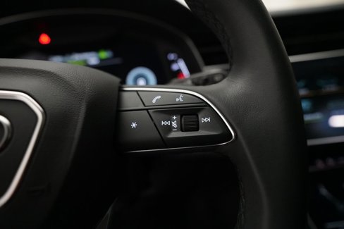 Used 2022 Audi Q8 Premium image 19