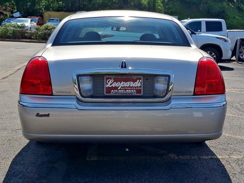 Used 2009 Lincoln Town Car Signature Limited image 5