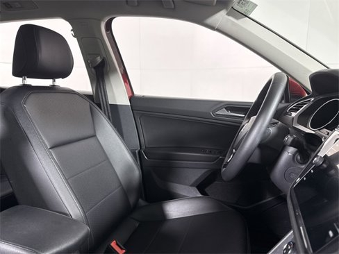 Used 2020 Volkswagen Tiguan SE w/ Panoramic Sunroof Package image 11