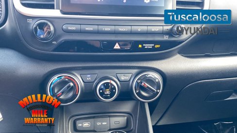 Used 2022 Hyundai Venue SE image 22