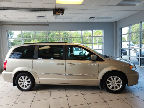 Used 2014 Chrysler Town & Country Touring image 5