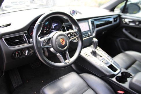 Certified 2018 Porsche Macan image 4