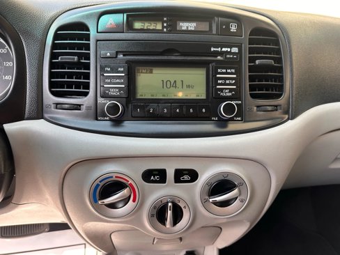 Used 2010 Hyundai Accent GLS image 12