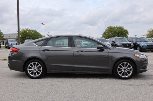Used 2017 Ford Fusion SE w/ Fusion SE Technology Package image 7