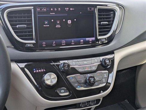 Used 2022 Chrysler Pacifica Touring-L image 14