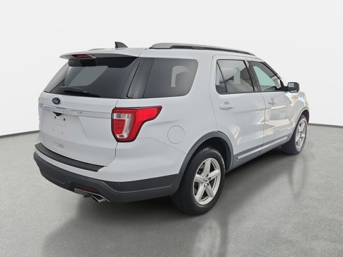 Used 2018 Ford Explorer XLT image 5