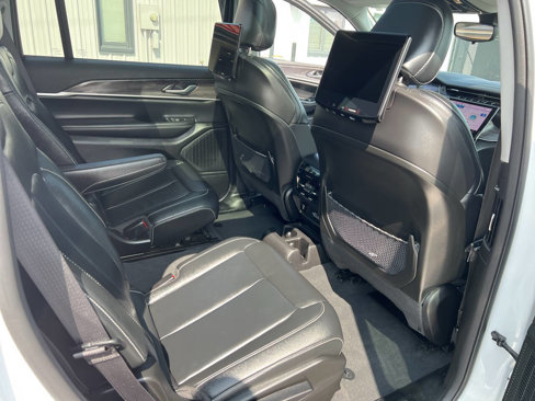 Used 2023 Jeep Grand Cherokee L Limited w/ Black Appearance Package image 14