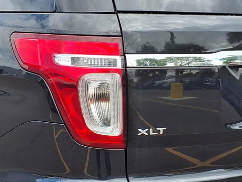Used 2015 Ford Explorer XLT image 21