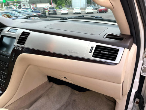 Used 2007 Cadillac Escalade AWD w/ Climate Package image 13