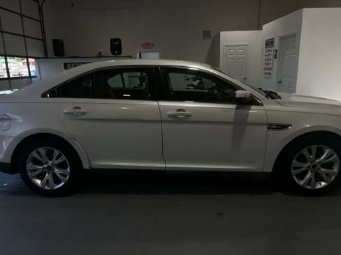 Used 2010 Ford Taurus SEL image 2