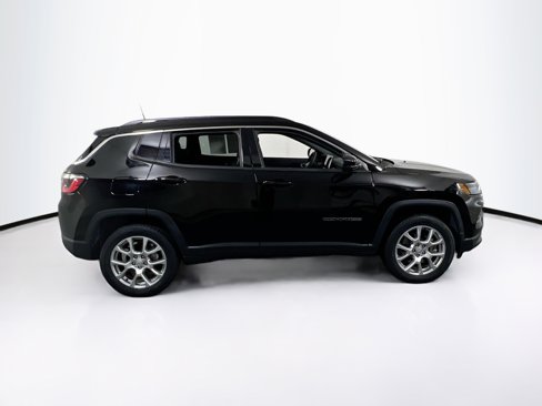 Used 2023 Jeep Compass Latitude image 4
