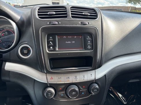 Used 2019 Dodge Journey SE image 16
