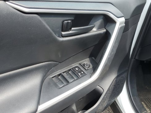 Used 2019 Toyota RAV4 LE image 5