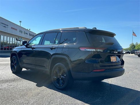 Used 2023 Jeep Grand Cherokee L Laredo image 5