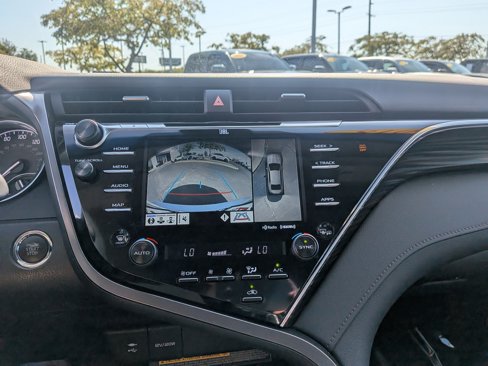 Used 2018 Toyota Camry XLE image 29