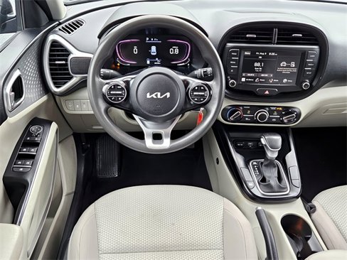 Used 2023 Kia Soul LX image 13