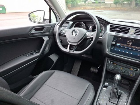 Certified 2019 Volkswagen Tiguan SE w/ Panoramic Sunroof Package image 14