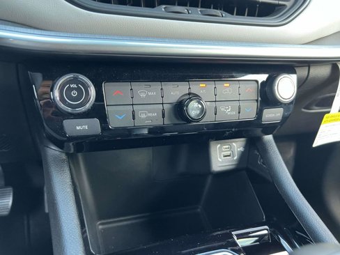 Used 2024 Jeep Compass Limited image 19