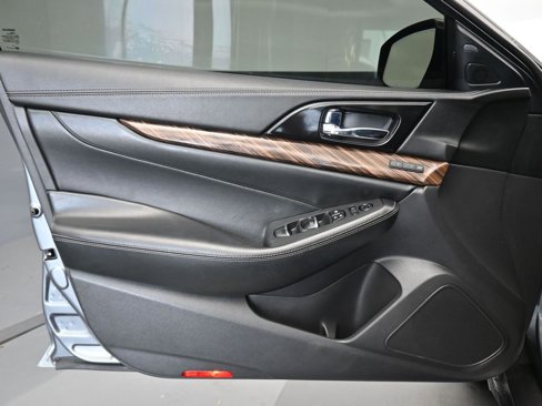 Used 2016 Nissan Maxima Platinum w/ Interior Lighting Package image 9