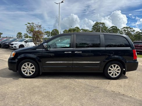 Used 2012 Chrysler Town & Country Touring-L w/ Driver Convenience Group image 6