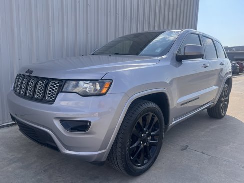 Used 2020 Jeep Grand Cherokee Altitude image 1