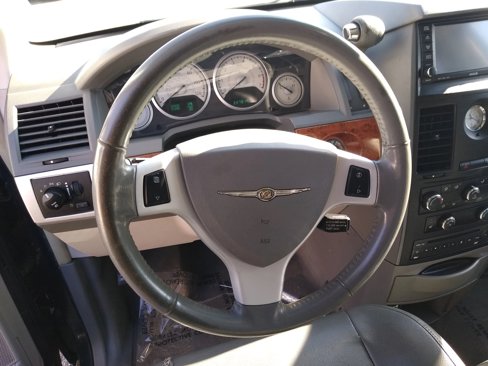 Used 2008 Chrysler Town & Country Touring image 10