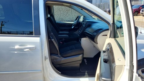 Used 2017 Dodge Grand Caravan SE w/ UConnect Hands-Free Group image 19