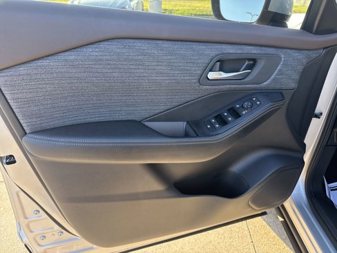 Used 2023 Nissan Rogue SV image 11