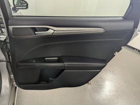 Used 2017 Ford Fusion SE w/ Fusion SE Technology Package image 16