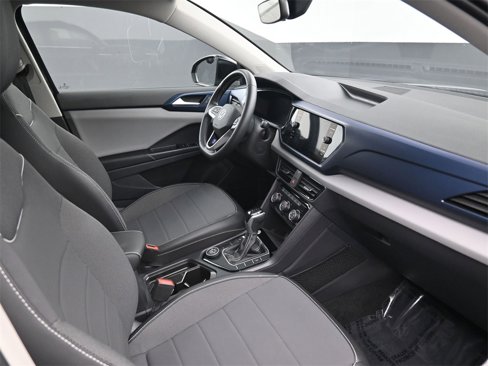 Used 2023 Volkswagen Taos SE w/ Panoramic Sunroof Package image 2