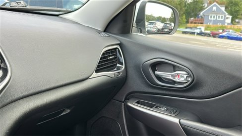 Used 2021 Jeep Cherokee Limited image 22