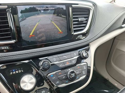 Used 2020 Chrysler Pacifica Limited image 24