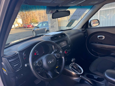 Used 2017 Kia Soul + image 12