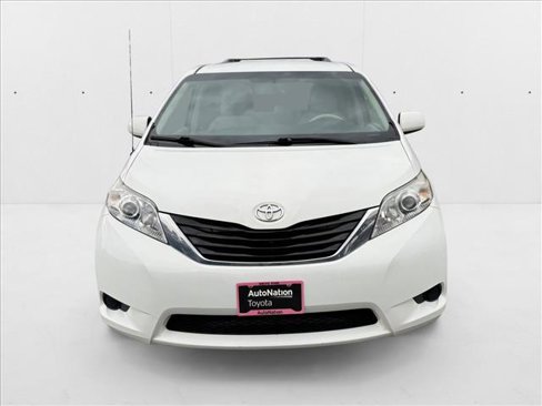 Used 2013 Toyota Sienna LE image 2