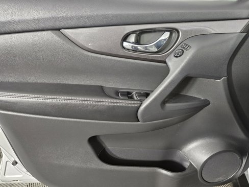 Used 2018 Nissan Rogue SV image 35