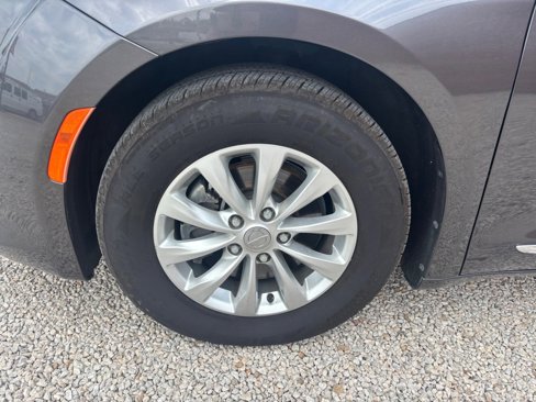 Used 2018 Chrysler Pacifica Touring-L image 15
