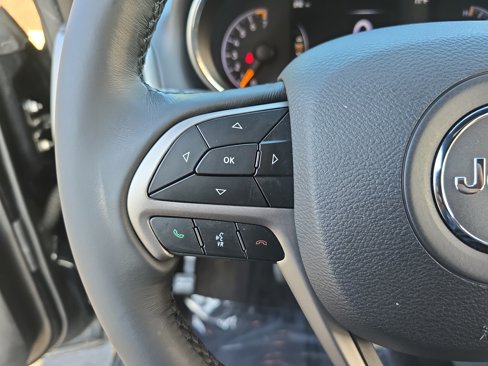 Used 2019 Jeep Grand Cherokee Laredo image 16