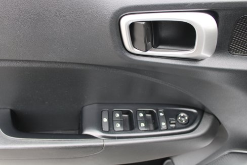 Used 2021 Hyundai Venue SE image 15