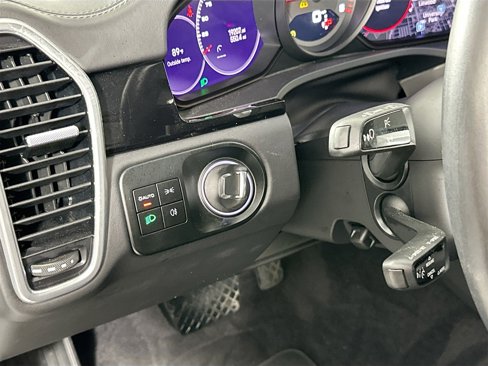 Certified 2023 Porsche Cayenne Platinum Edition image 35