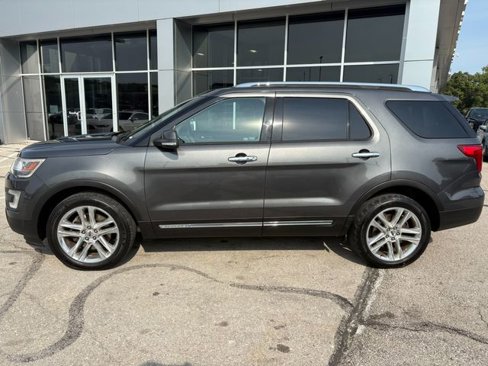 Used 2017 Ford Explorer Limited image 4