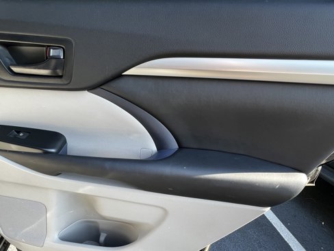 Used 2015 Toyota Highlander LE image 37